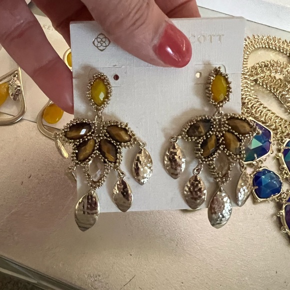 Kendra Scott | Vintage Nora Earrings in Tigers Eye Mix & Gold - Picture 4 of 4